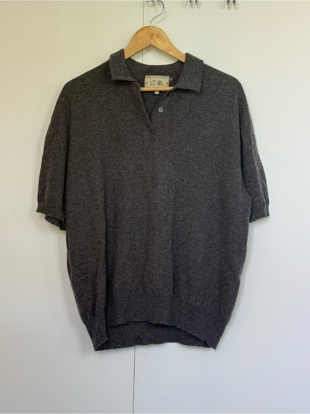 Demylee Cashmere Short-Sleeve Polo in Dark Grey
